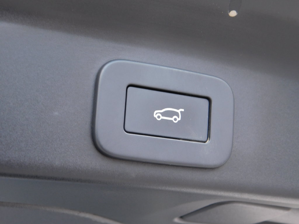 Used 2025 Jaguar F-PACE R-Dynamic S AWD/4WD image 7
