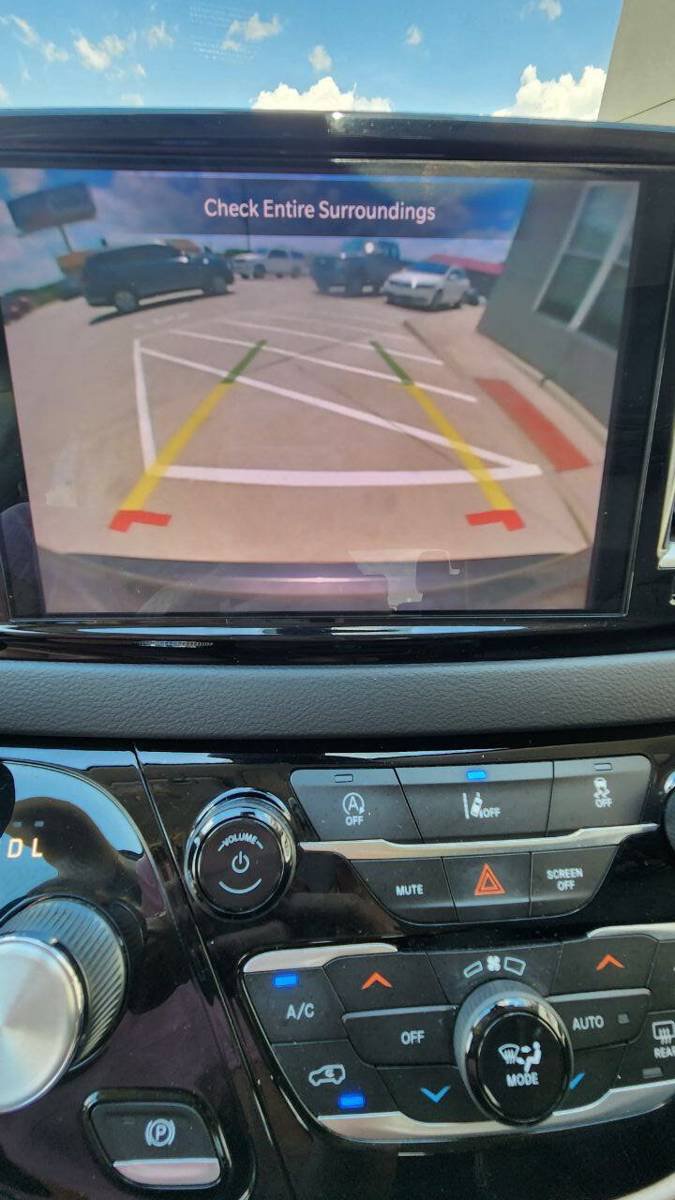 Used 2022 Chrysler Pacifica Touring-L FWD image 16