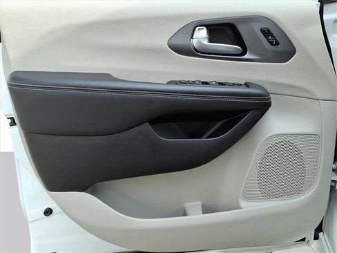 Used 2024 Chrysler Pacifica Touring-L image 10