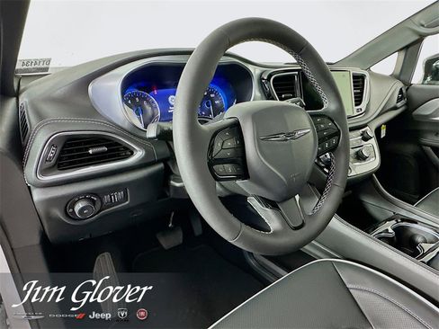 New 2026 Chrysler Pacifica Limited w/ S Appearance Package image 27