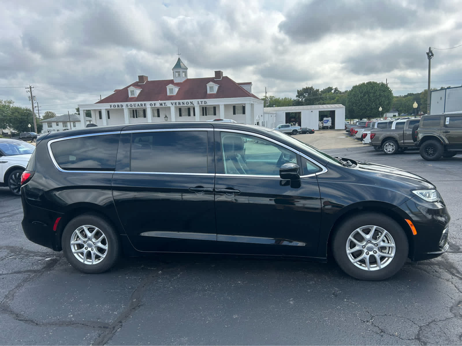 Used 2024 Chrysler Pacifica Touring-L FWD image 4