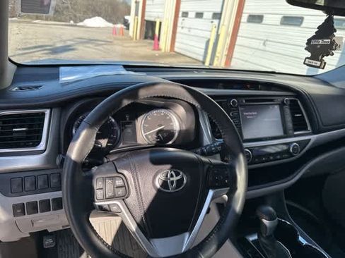 Used 2014 Toyota Highlander XLE image 6