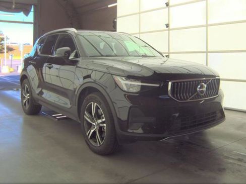 Used 2025 Volvo XC40 B5 Core image 18