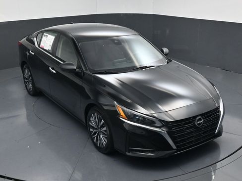 Used 2024 Nissan Altima 2.5 SV image 15