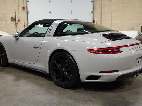 Used 2018 Porsche 911 image 12