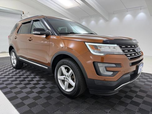 Used 2017 Ford Explorer XLT AWD/4WD image 1