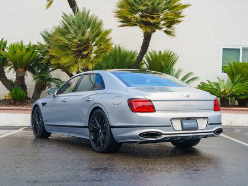 Used 2025 Bentley Flying Spur Plug-In Hybrid image 3