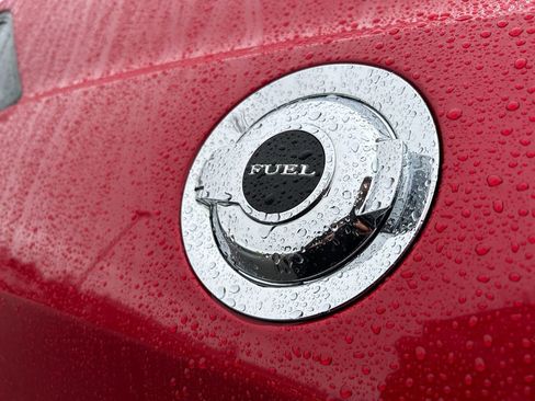 Used 2015 Dodge Challenger SXT image 32