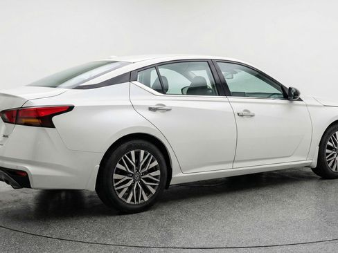 Used 2025 Nissan Altima 2.5 SV FWD image 9