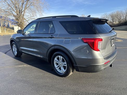 Used 2021 Ford Explorer XLT image 3
