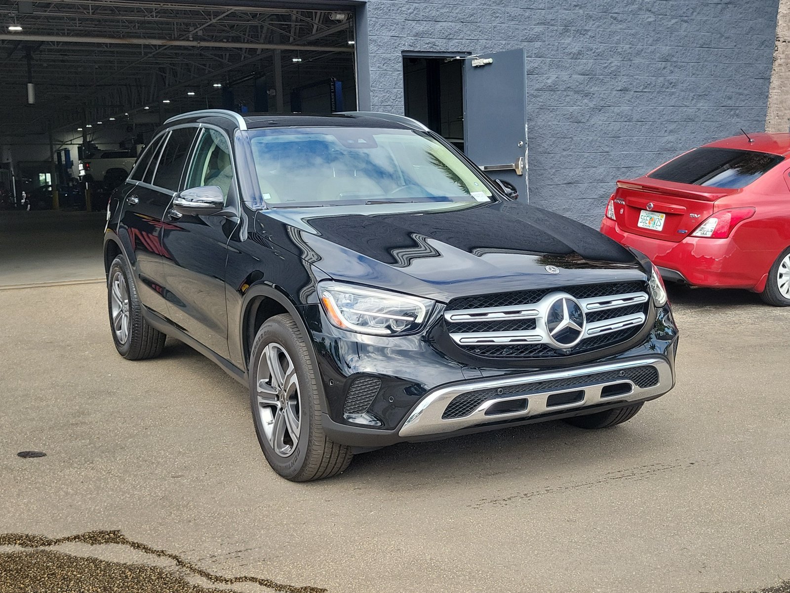 Used 2022 Mercedes-Benz GLC 300 4MATIC w/ Premium Package Lite image 3