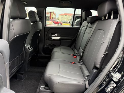 Used 2025 Mercedes-Benz GLB 250 4MATIC image 4