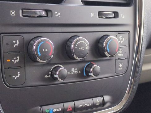 Used 2014 Dodge Grand Caravan SXT image 33