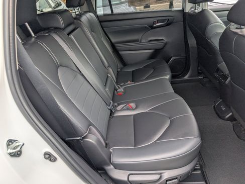 Used 2023 Toyota Highlander XLE image 5