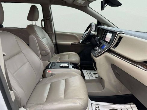 Used 2018 Toyota Sienna XLE FWD image 17