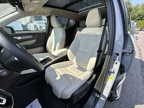 Certified 2025 Volvo XC40 B5 Plus AWD/4WD image 15
