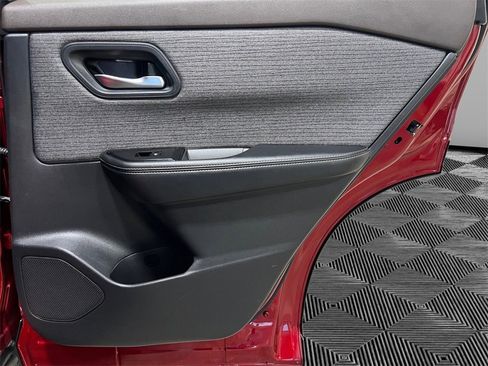 Used 2021 Nissan Rogue SV image 15