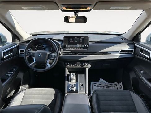 Used 2024 Mitsubishi Outlander SE image 10
