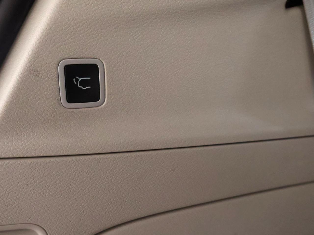 Used 2025 Chrysler Pacifica Select FWD image 36