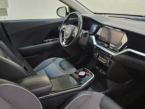 Used 2022 Kia Niro EX image 10