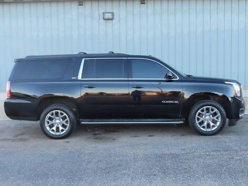Used 2020 GMC Yukon XL SLT image 2