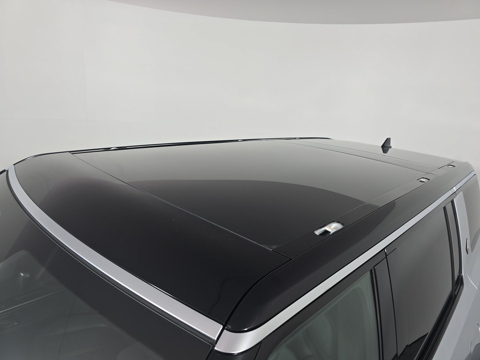 Used 2024 Rivian R1S Adventure Dual AWD/4WD image 13