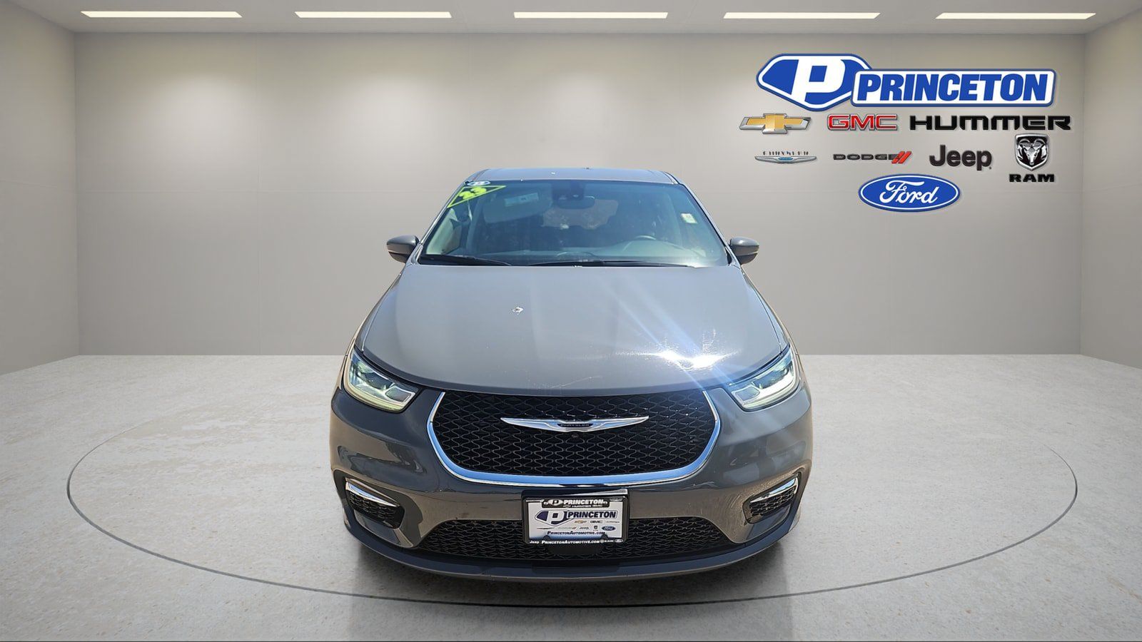 Used 2023 Chrysler Pacifica Touring-L FWD image 2