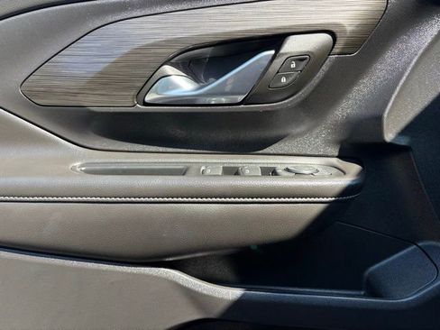 Used 2023 GMC Terrain SLE w/ Driver Convenience Package image 28