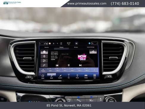 Used 2021 Chrysler Pacifica Touring-L FWD image 32