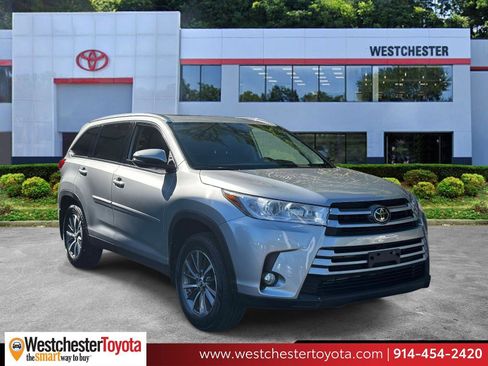 Used 2019 Toyota Highlander XLE AWD/4WD image 1