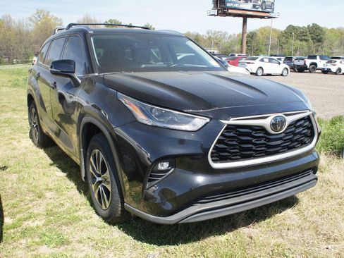 Used 2021 Toyota Highlander XLE image 3