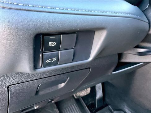 Certified 2021 Toyota Highlander XLE image 33