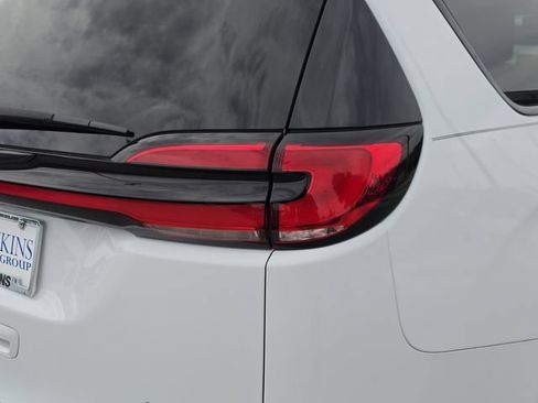 Used 2024 Chrysler Pacifica Limited AWD/4WD image 42