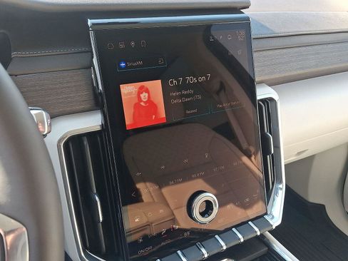 Used 2024 GMC Acadia Denali image 29