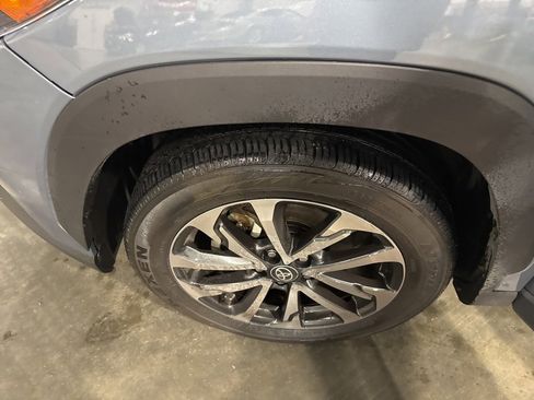 Used 2023 Toyota Corolla Cross XLE image 27