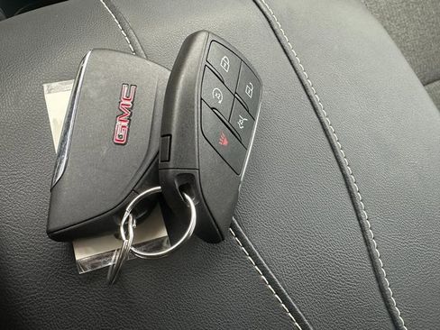 Used 2025 GMC Acadia Elevation image 39