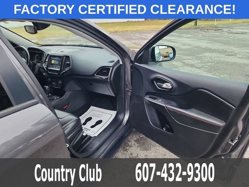 Used 2021 Jeep Cherokee Trailhawk AWD/4WD image 31