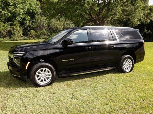 Used 2025 Chevrolet Suburban LS RWD image 1