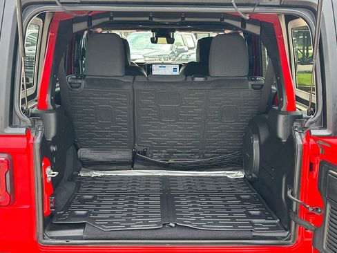 Used 2024 Jeep Wrangler Unlimited Rubicon w/ Technology Group AWD/4WD image 18