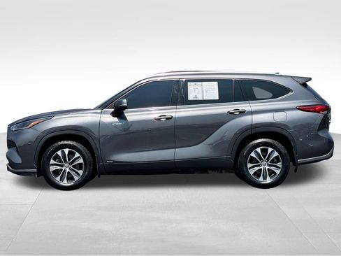 Used 2021 Toyota Highlander XLE AWD/4WD image 4