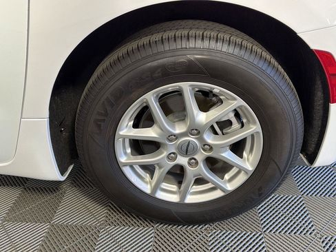 Used 2025 Chrysler Pacifica Select FWD image 12