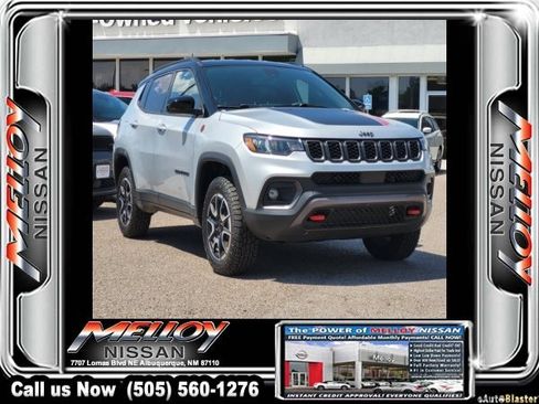 Used 2025 Jeep Compass Trailhawk AWD/4WD image 3