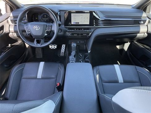 Used 2025 Toyota Camry SE image 11