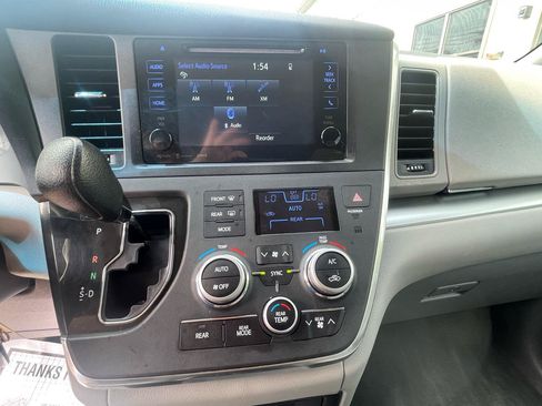 Used 2017 Toyota Sienna LE FWD image 13