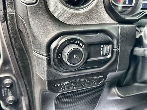 Used 2025 Jeep Wrangler Unlimited Sahara AWD/4WD image 16