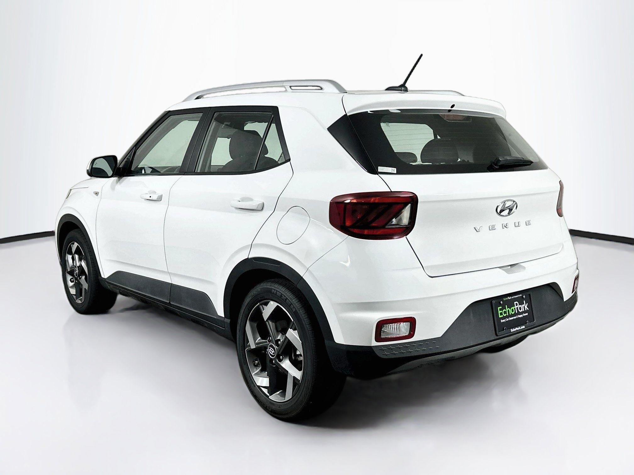 Used 2025 Hyundai Venue SEL FWD image 5
