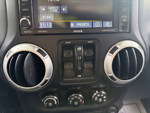 Used 2015 Jeep Wrangler Unlimited Rubicon w/ Connectivity Group AWD/4WD image 19