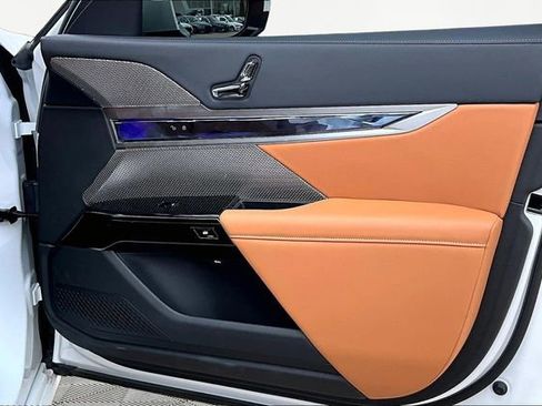 Used 2025 BMW 740i xDrive image 19