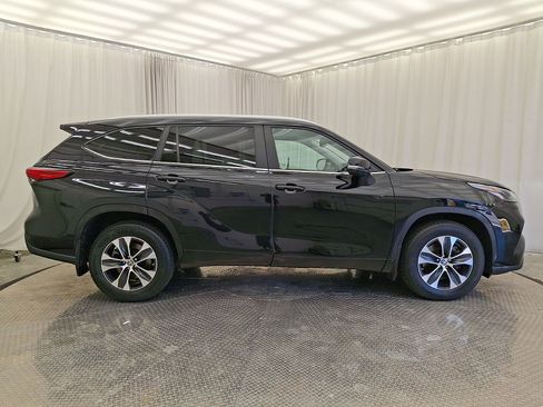 Used 2023 Toyota Highlander XLE AWD/4WD image 29