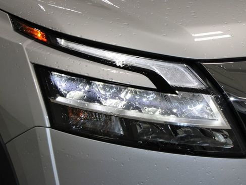 Used 2024 Nissan Pathfinder SL AWD/4WD image 12